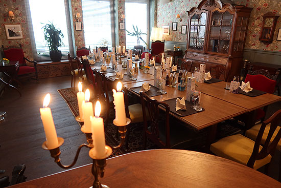 2021 neu vorgestellt: das private Wohnzimmer mit Hausbar, welches man mieten kann (©Foto: Martin Schmitz)